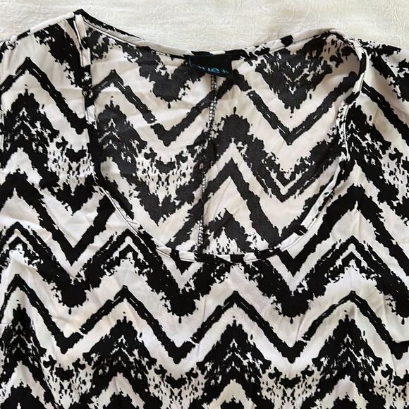 Rue 21 Plus Woman’s Sleeveless Top Silky Black & White Zigzag Stripes Fringe - Picture 6 of 8
